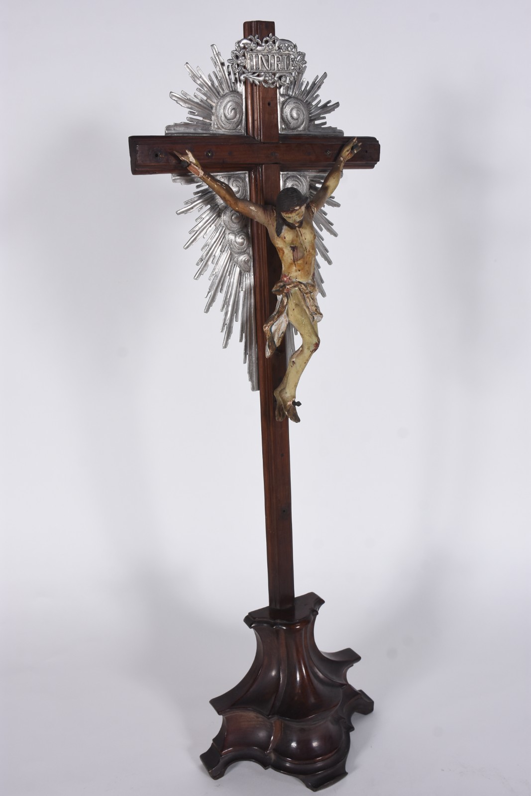 Crucifixo de madeira nobre com figura de Cristo ricamente entalhada... - foto 3 de 8