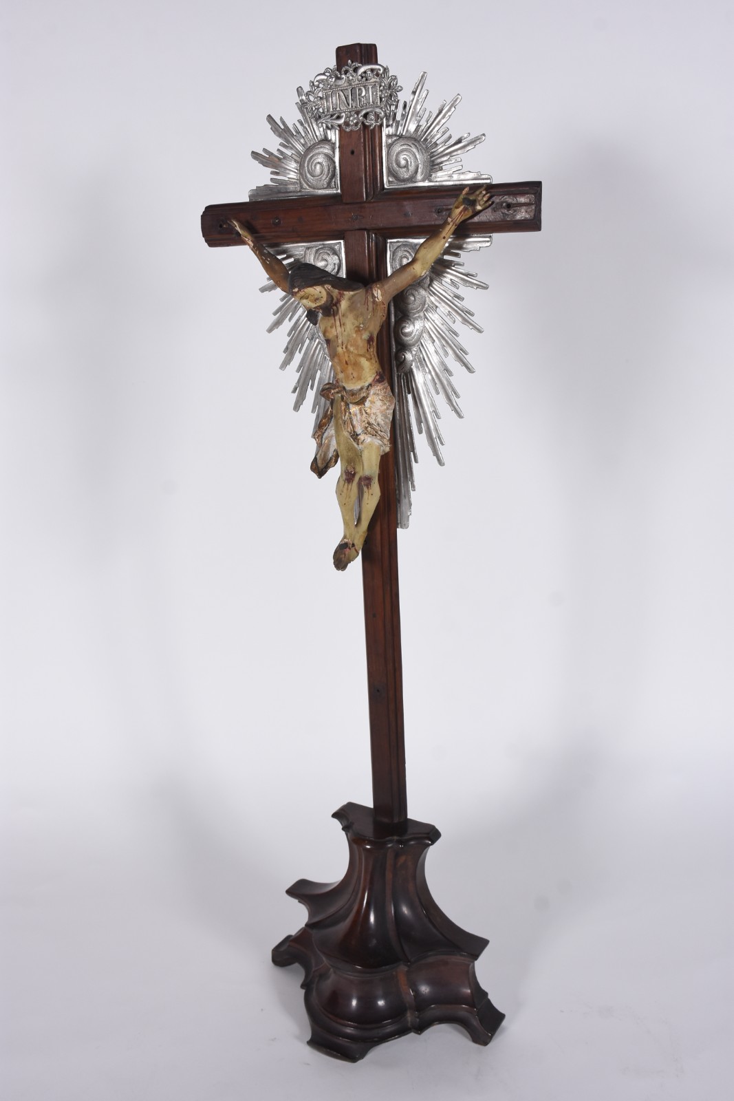 Crucifixo de madeira nobre com figura de Cristo ricamente entalhada... - foto 4 de 8