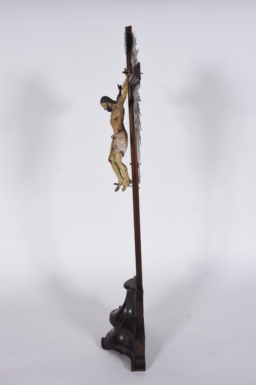 Crucifixo de madeira nobre com figura de Cristo ricamente entalhada... - foto 5 de 8