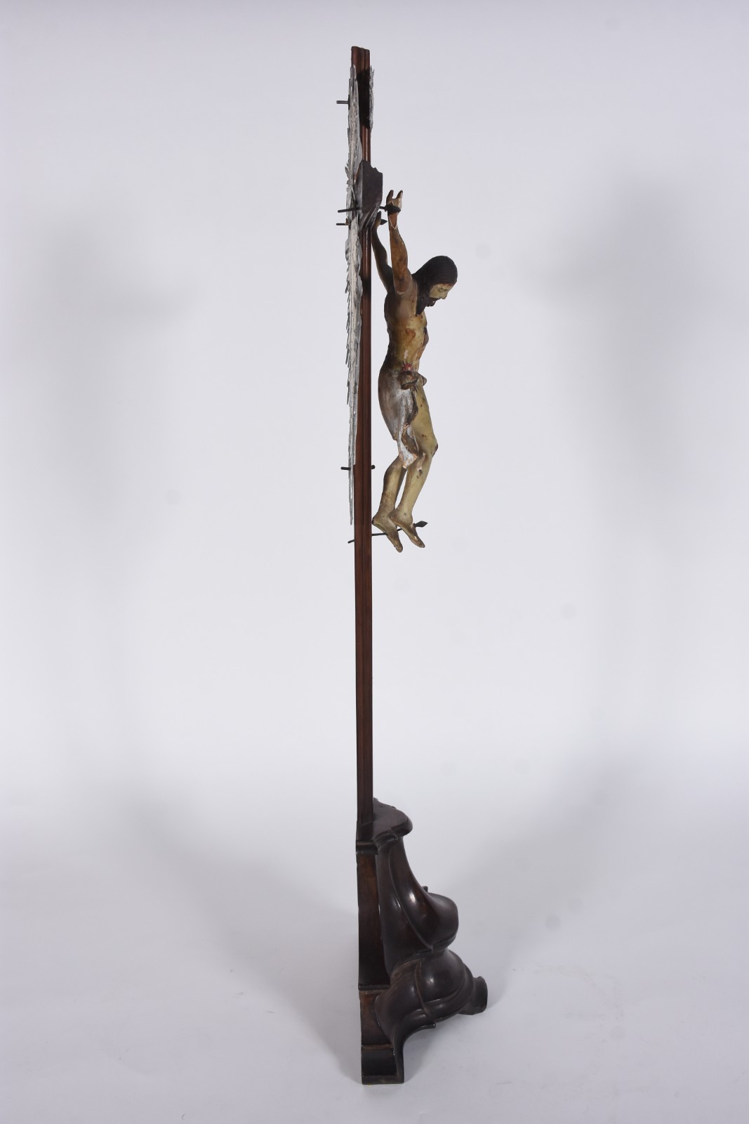 Crucifixo de madeira nobre com figura de Cristo ricamente entalhada... - foto 6 de 8