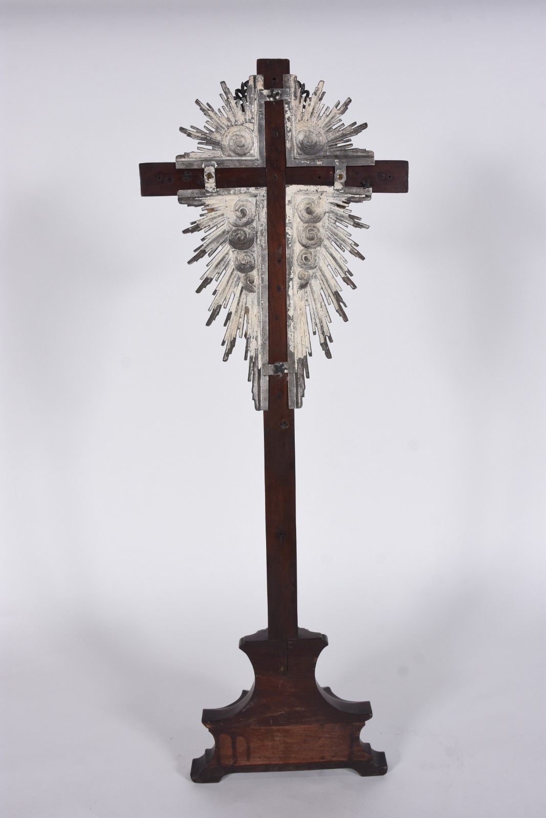 Crucifixo de madeira nobre com figura de Cristo ricamente entalhada... - foto 7 de 8