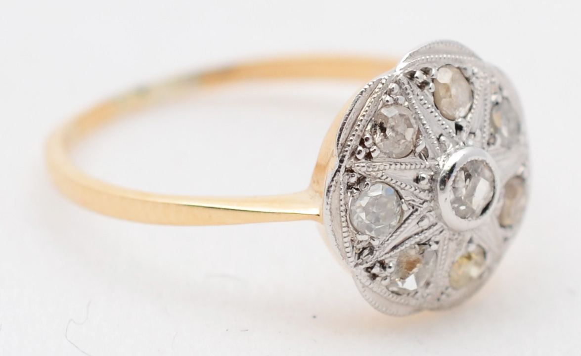 Anel de ouro amarelo 18 k e branco com 8 brilhantes. Aro 12 - Peso...