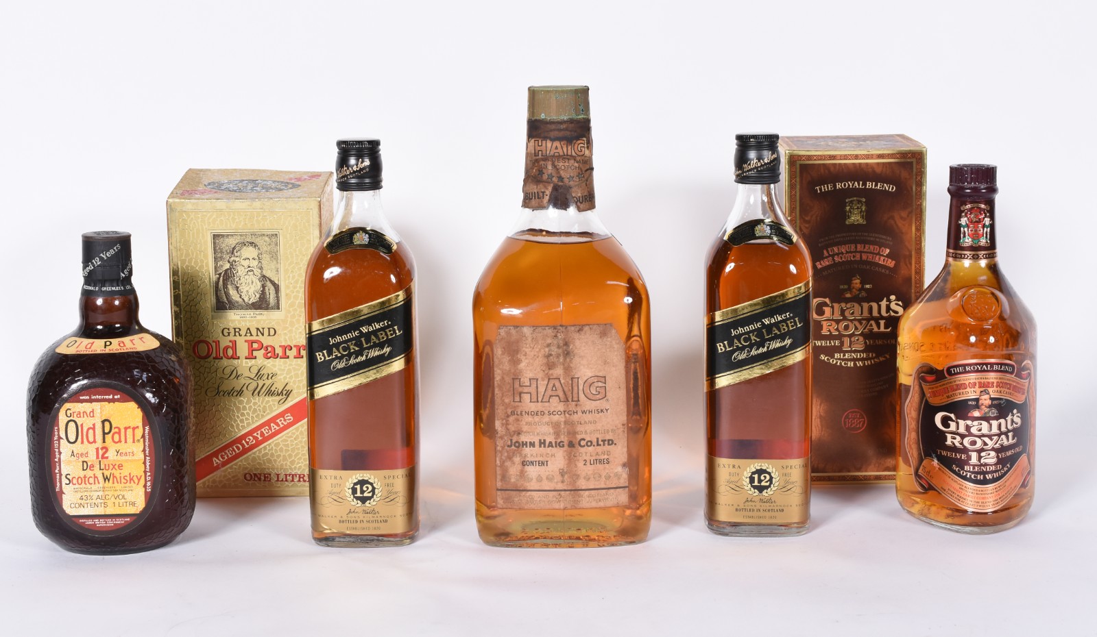 Cinco garrafas de Whisky, sendo: Haig de 2 litros; 2 Black Label; 1... - foto 1 de 4