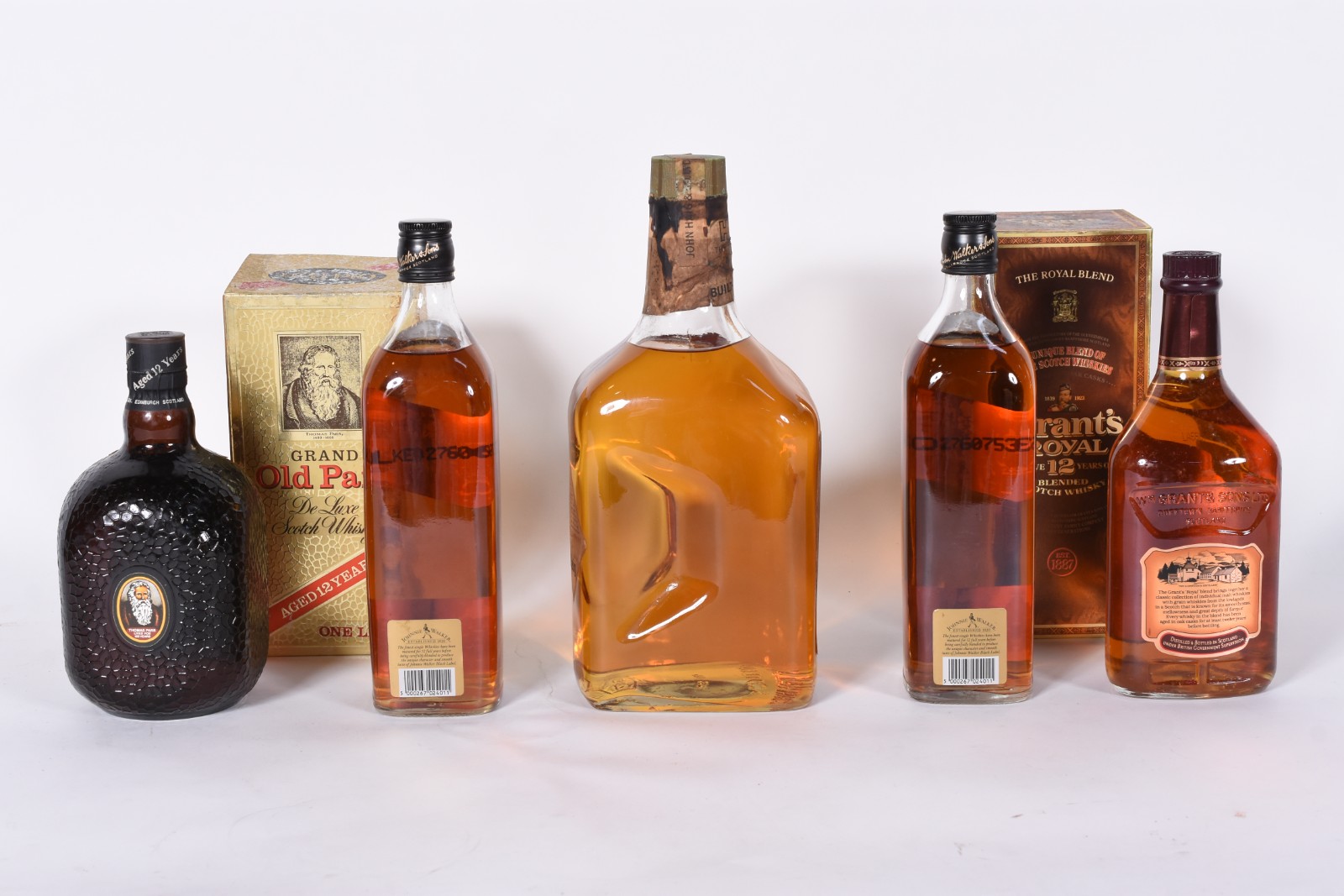 Cinco garrafas de Whisky, sendo: Haig de 2 litros; 2 Black Label; 1... - foto 2 de 4
