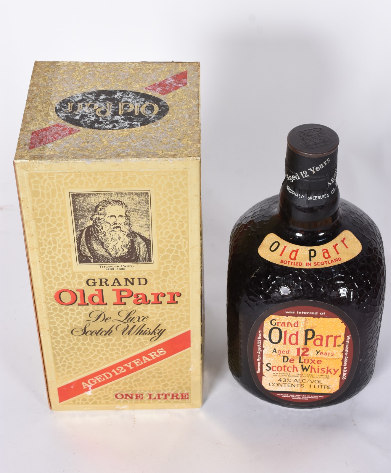 Cinco garrafas de Whisky, sendo: Haig de 2 litros; 2 Black Label; 1... - foto 3 de 4