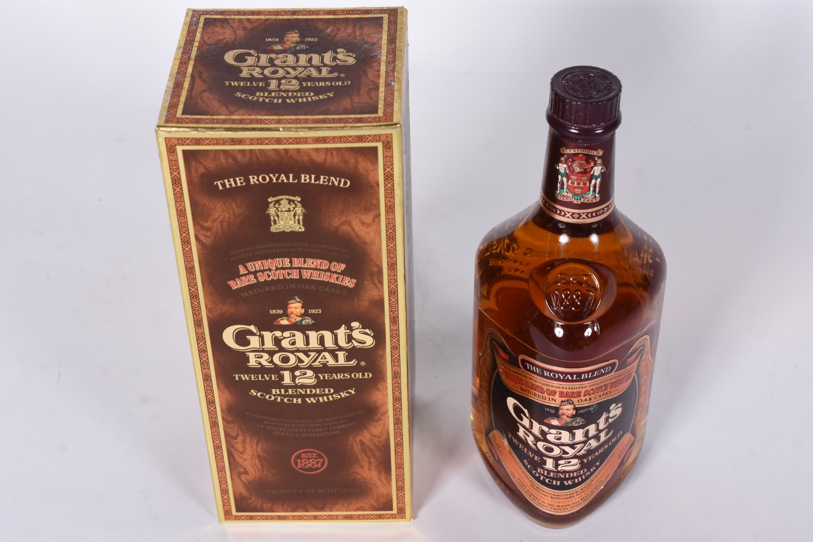 Cinco garrafas de Whisky, sendo: Haig de 2 litros; 2 Black Label; 1... - foto 4 de 4