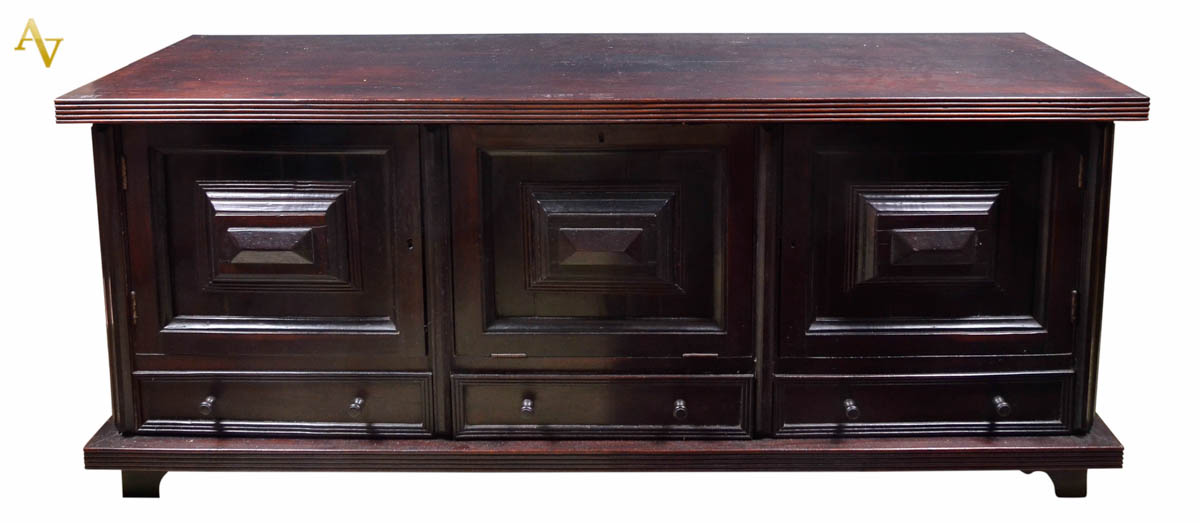 Buffet de madeira nobre estilo colonial, com 3 portas e 3 gavetas...