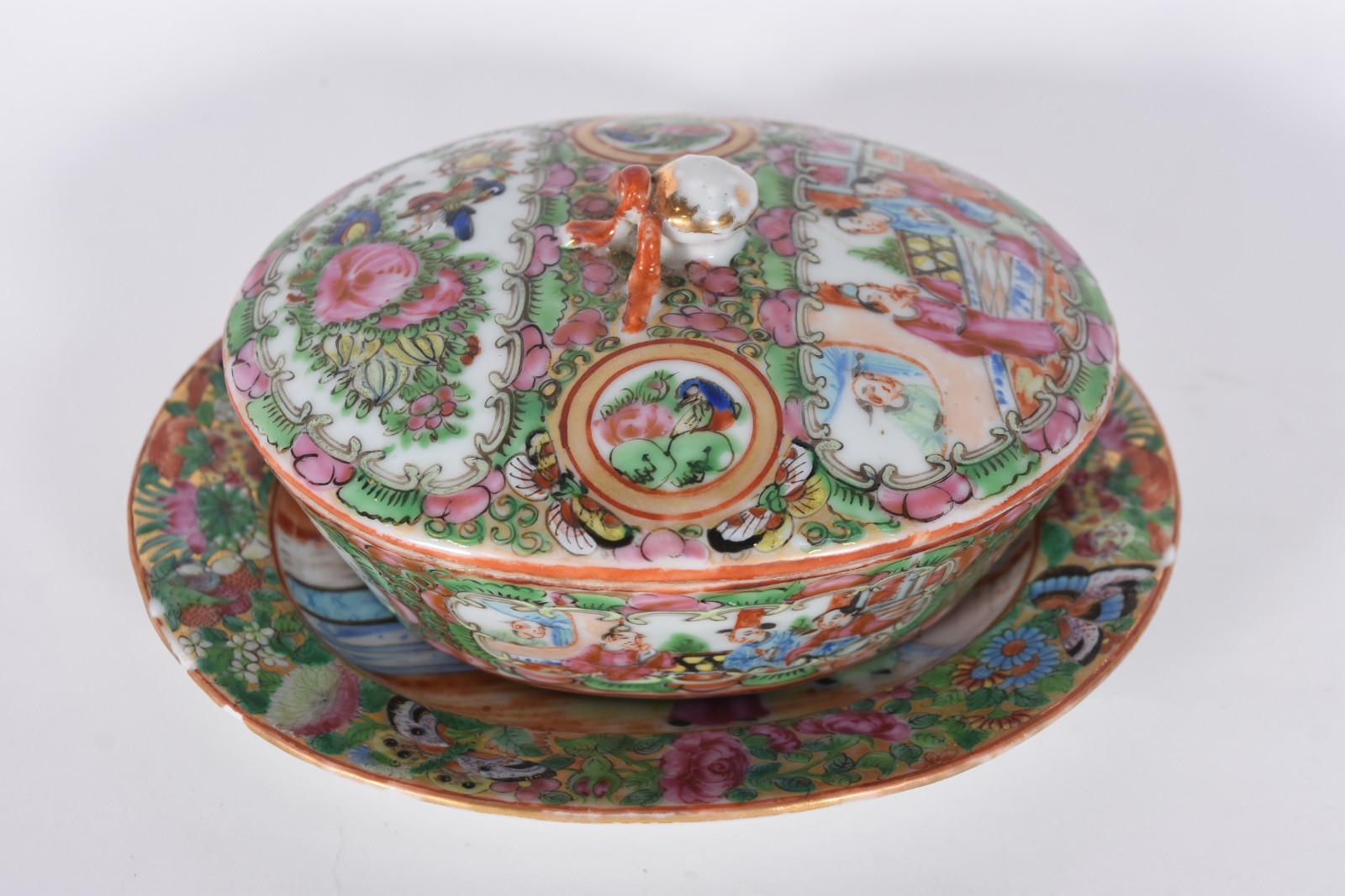Pequena terrina com presentoir de porcelana chinesa. Lascado na... - foto 1 de 7