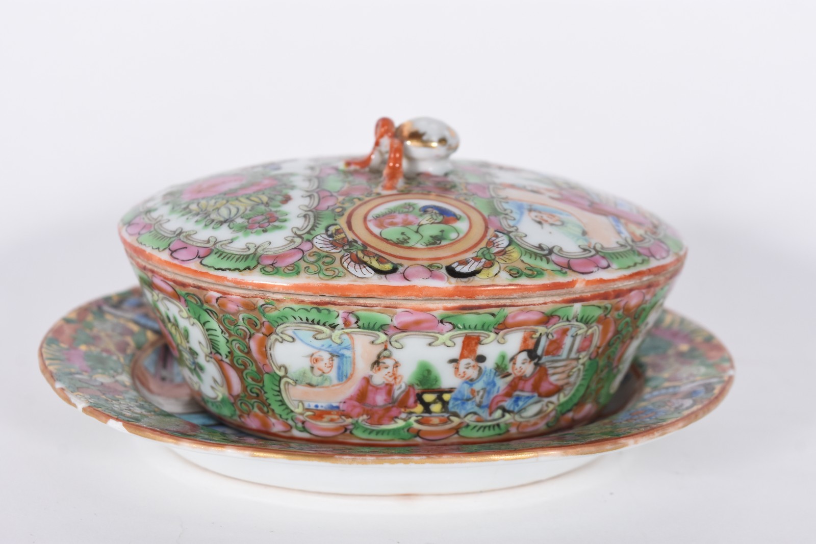 Pequena terrina com presentoir de porcelana chinesa. Lascado na... - foto 2 de 7