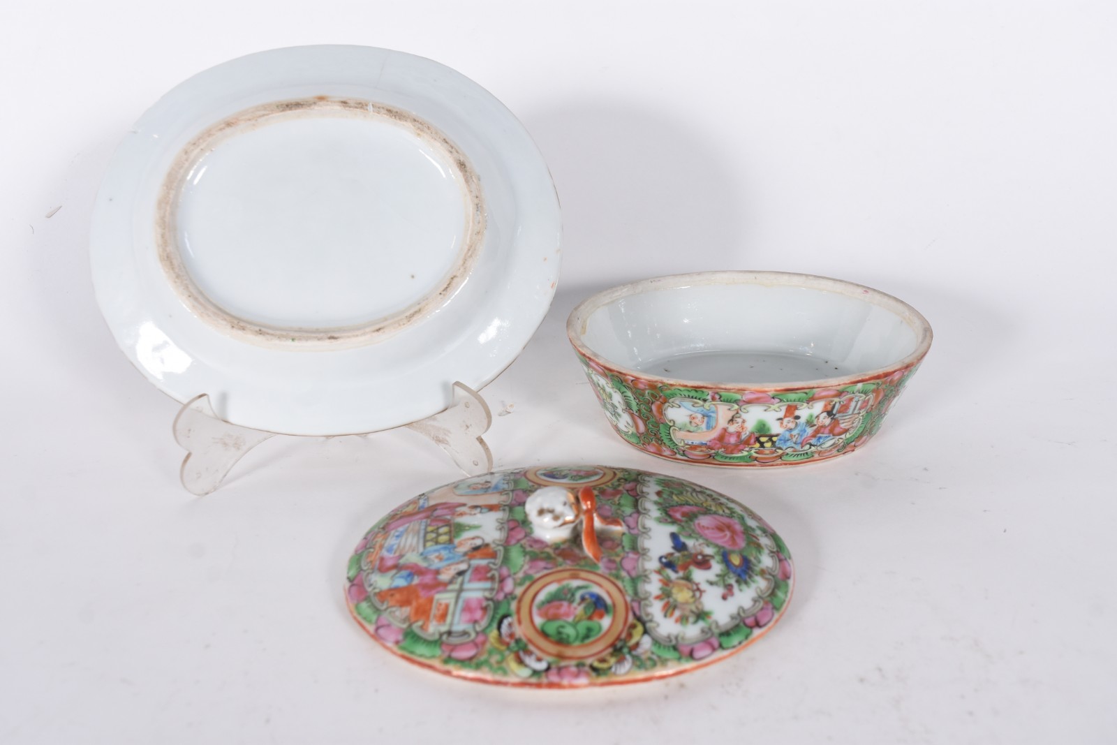 Pequena terrina com presentoir de porcelana chinesa. Lascado na... - foto 4 de 7