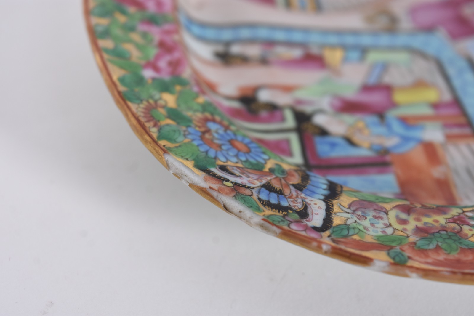 Pequena terrina com presentoir de porcelana chinesa. Lascado na... - foto 5 de 7
