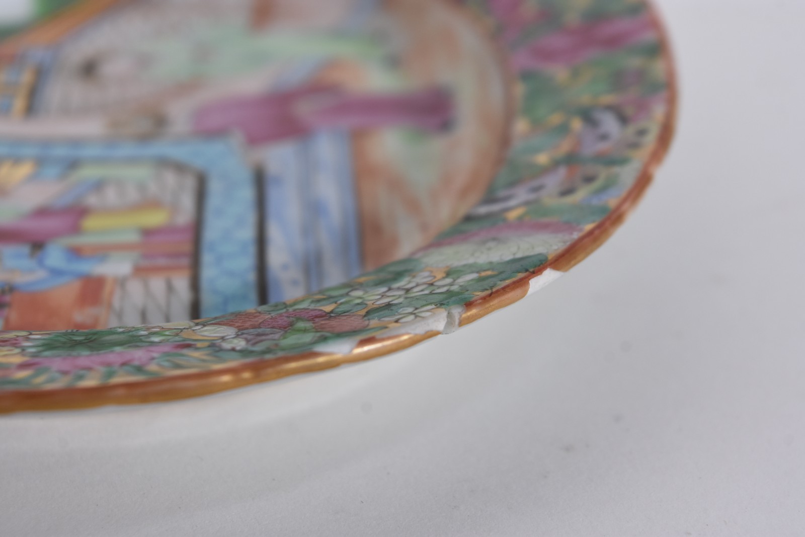 Pequena terrina com presentoir de porcelana chinesa. Lascado na... - foto 6 de 7