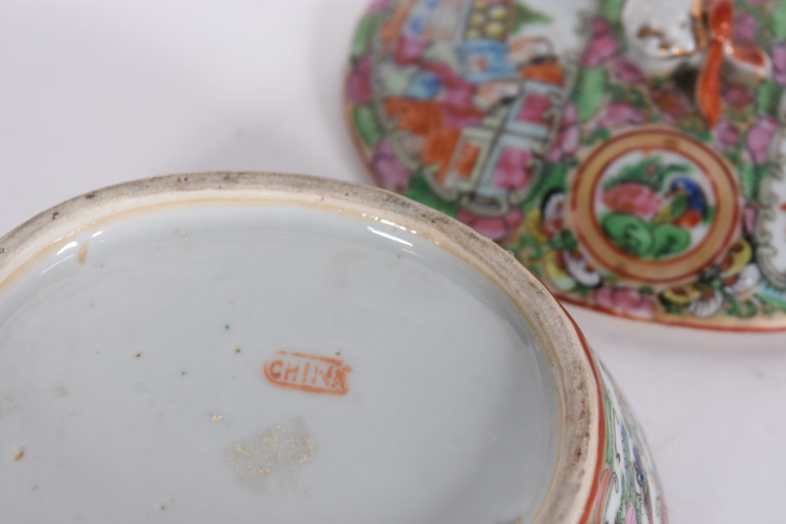 Pequena terrina com presentoir de porcelana chinesa. Lascado na... - foto 7 de 7