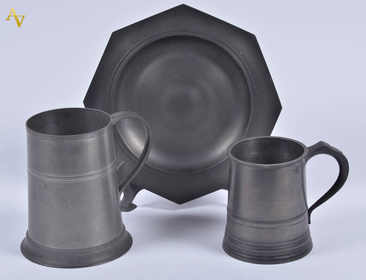 Três peças de estanho, sendo 2 canecas (alt. 11 e 14 cm) e 1 prato (...