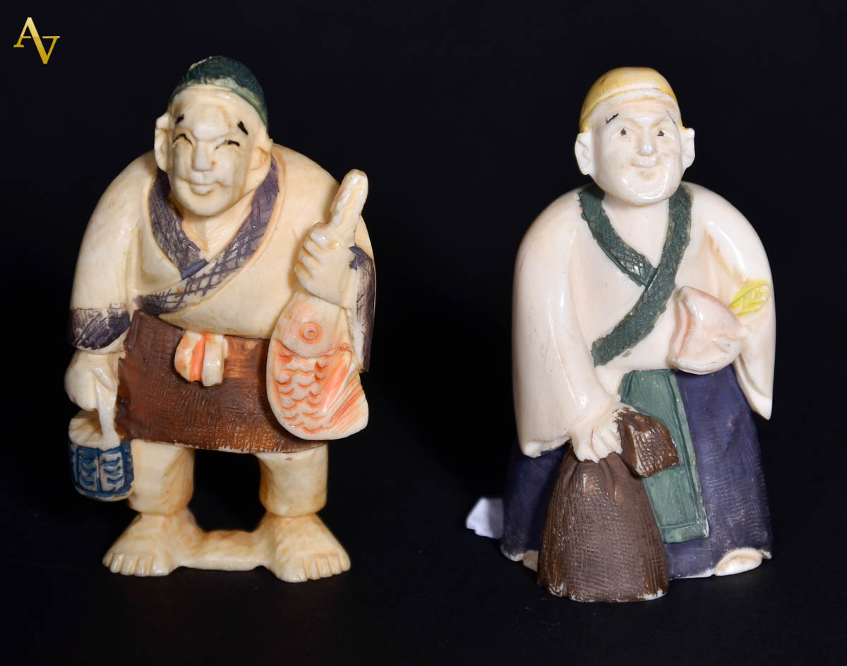 Dois netsukes de marfim, alt. 6 cm.