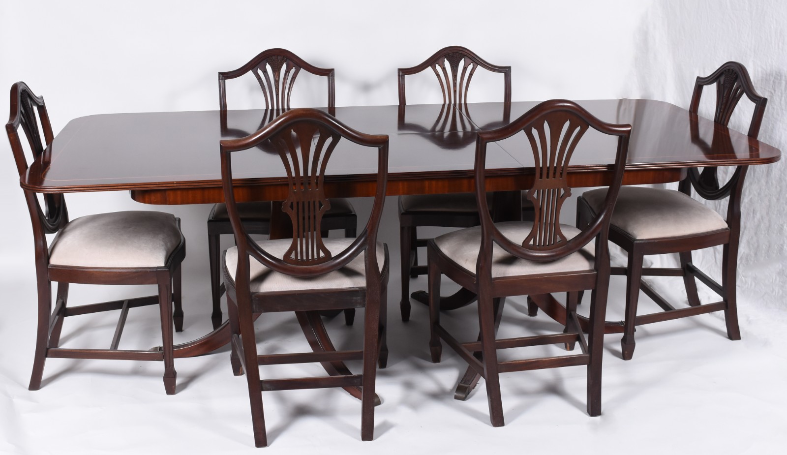 Mesa de jantar de madeira nobre, estilo ingles. Tampo oval com duas... - foto 1 de 9