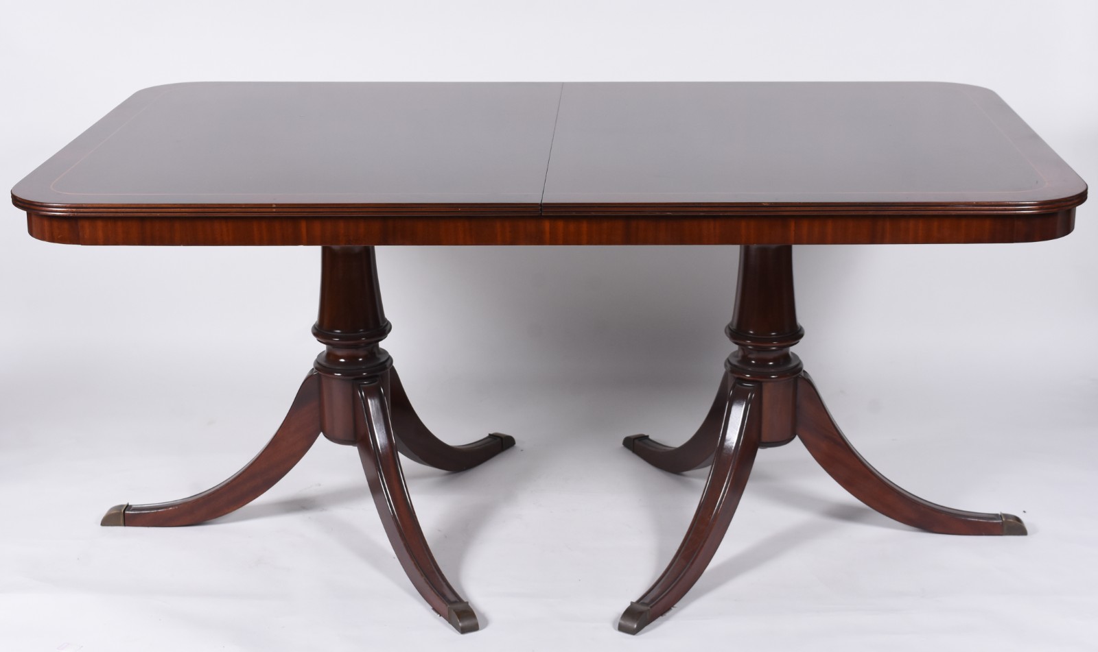 Mesa de jantar de madeira nobre, estilo ingles. Tampo oval com duas... - foto 2 de 9