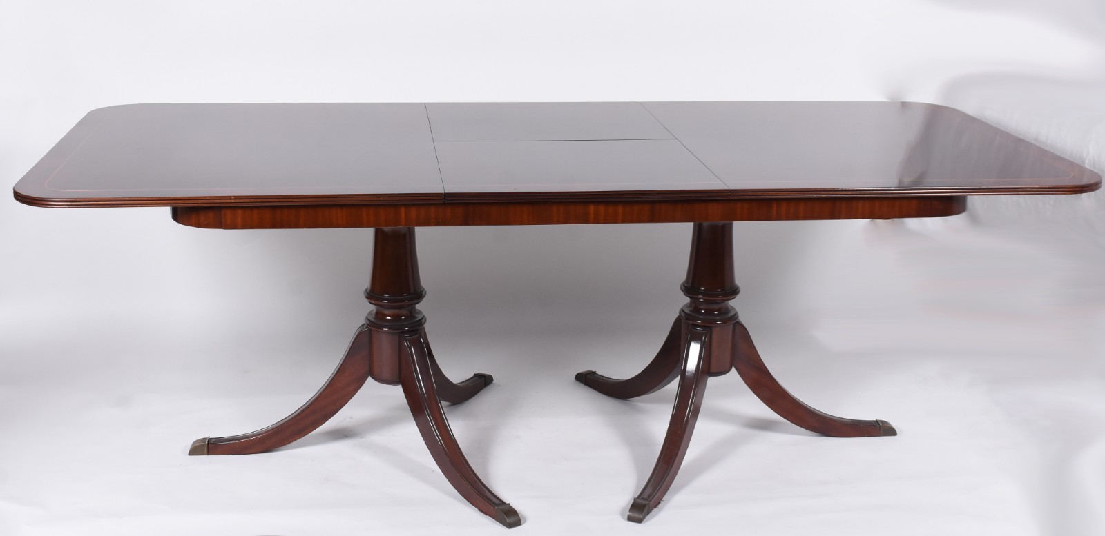 Mesa de jantar de madeira nobre, estilo ingles. Tampo oval com duas... - foto 4 de 9