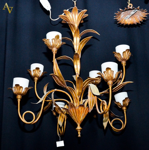 Lustre de metal com 8 luzes e folhas douradas. Alt. 70 cm - diam. 58...