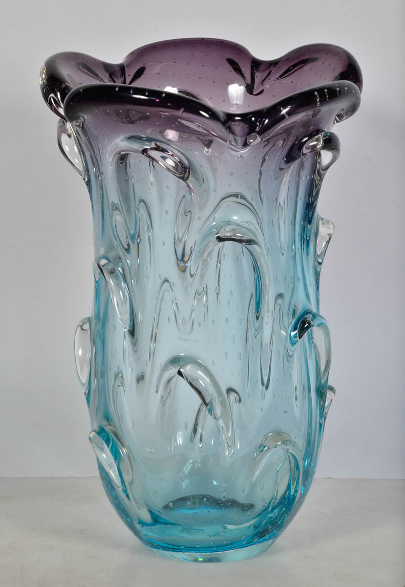 Vaso de murano, na cor azul celeste, com bolhas e bordas na cor...