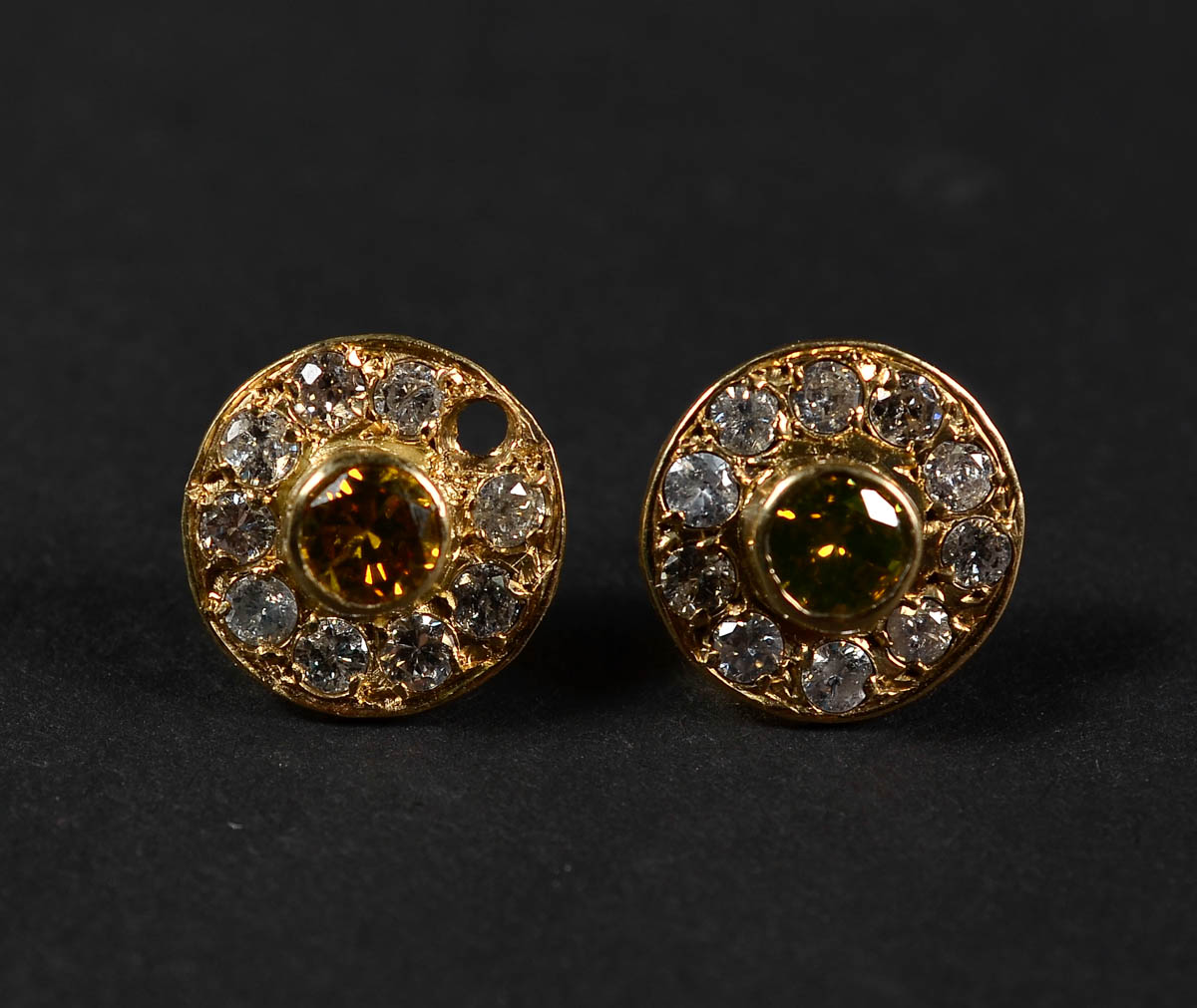 Par de brincos de ouro 18 k com 2 brilhantes centrais amarelo e 20...