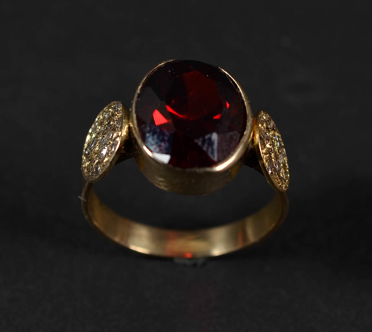 Anel de ouro 18 k com rubi e 30 brilhantes. Peso: 4,1 gr.