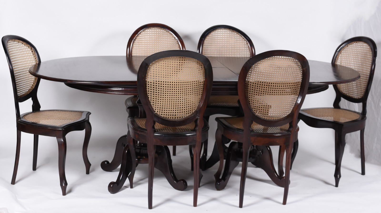Mesa de jantar de madeira nobre com tabua extensora. Acompanham 6... - foto 1 de 11