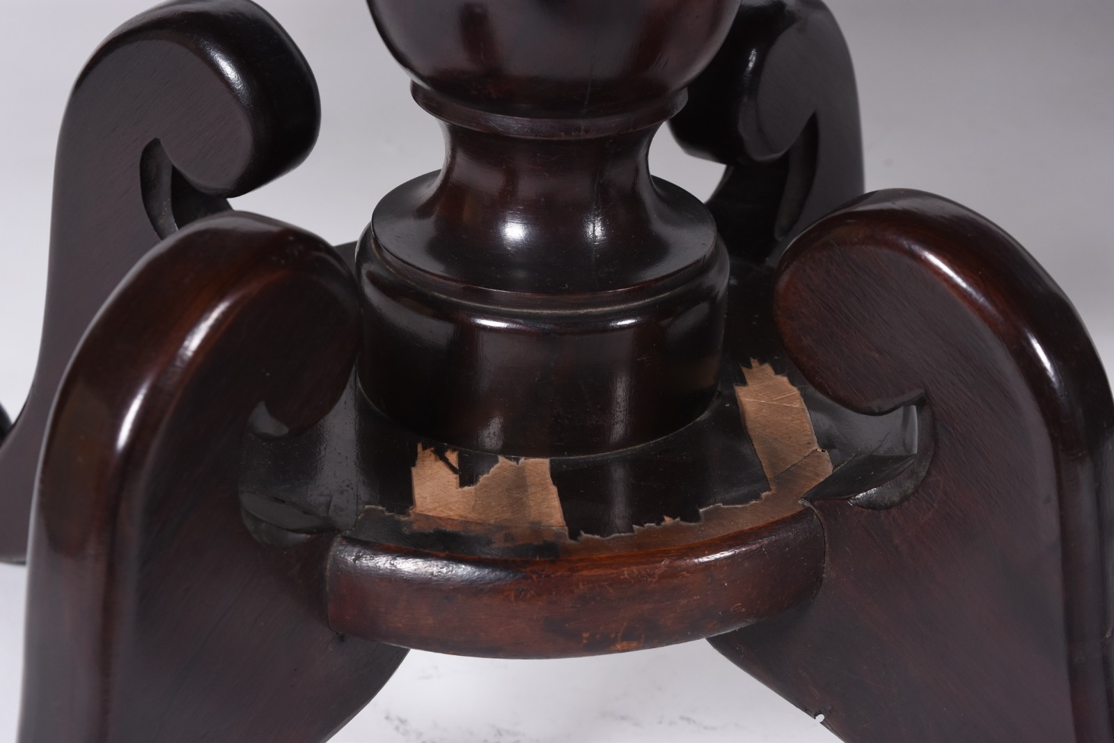 Mesa de jantar de madeira nobre com tabua extensora. Acompanham 6... - foto 11 de 11