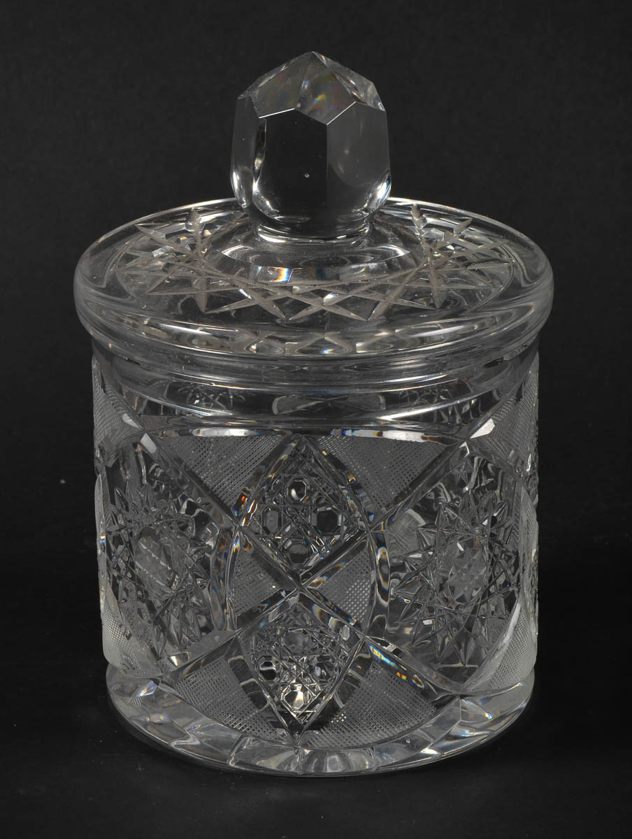 Bomboniere de cristal tcheco lapidado. Alt. 18 cm.