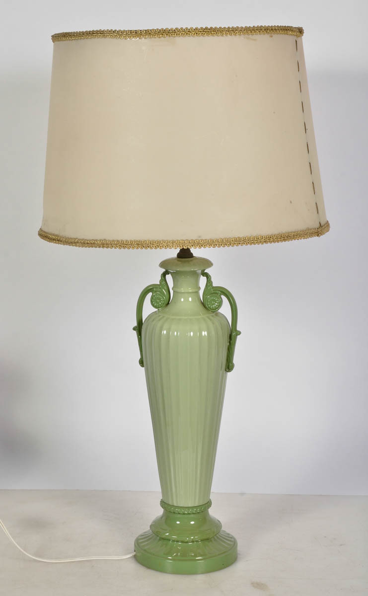 Abajour de porcelana na cor verde. Alt. total: 70 cm.