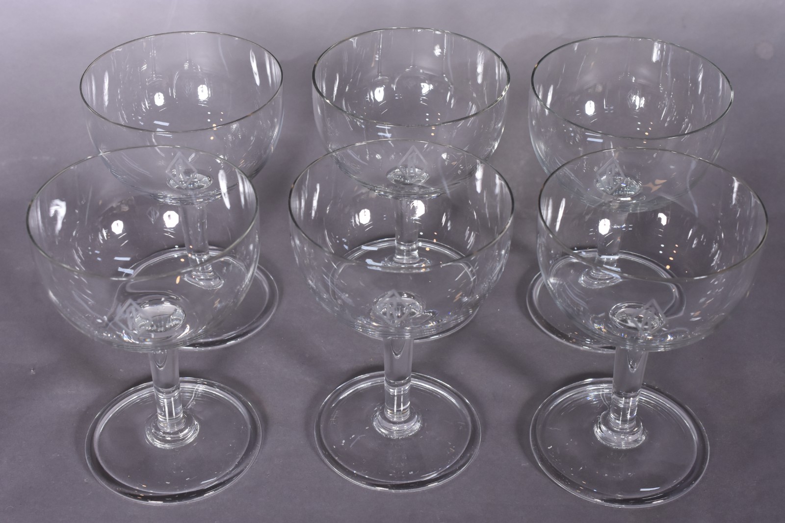 Seis taças de cristal lavradas com a letra "R". - foto 2 de 3