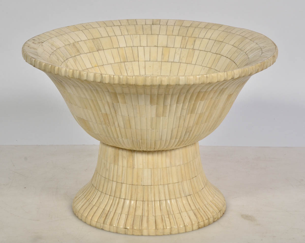 Centro de mesa em osso. Diam. 40 cm - alt. 27 cm.
