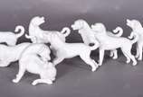 Oito miniaturas de cães de porcelana (1 com per... - Oito miniaturas de cães de porcelana (1 com perna colada).