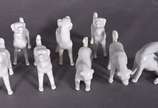 Oito miniaturas de cães de porcelana (1 com per... - Oito miniaturas de cães de porcelana (1 com perna colada).