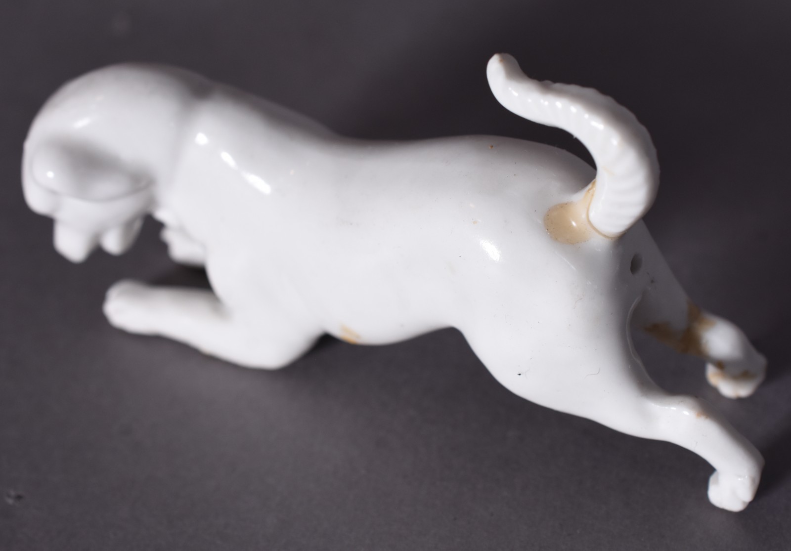 Oito miniaturas de cães de porcelana (1 com perna colada). - foto 5 de 6