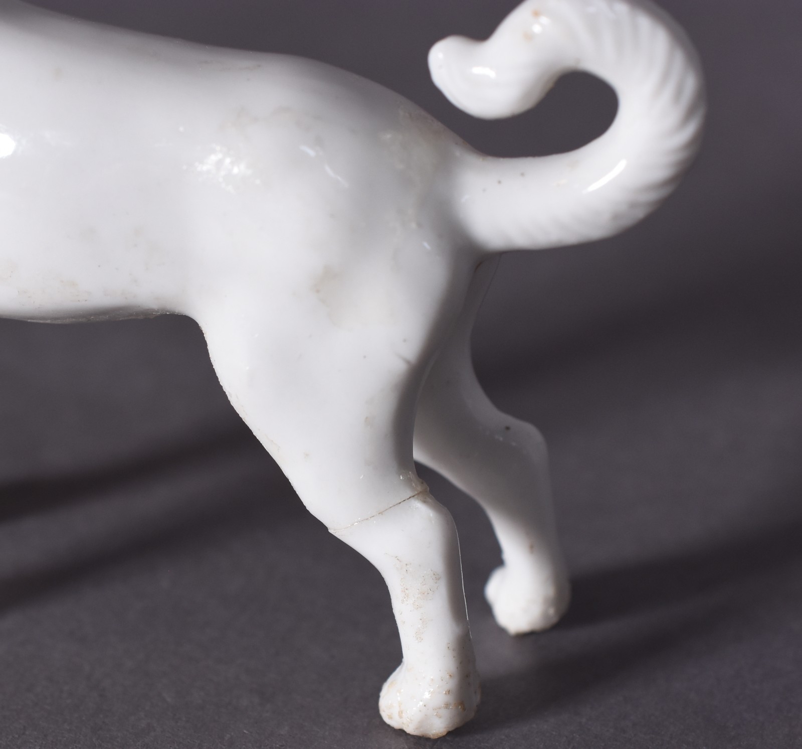 Oito miniaturas de cães de porcelana (1 com perna colada). - foto 6 de 6