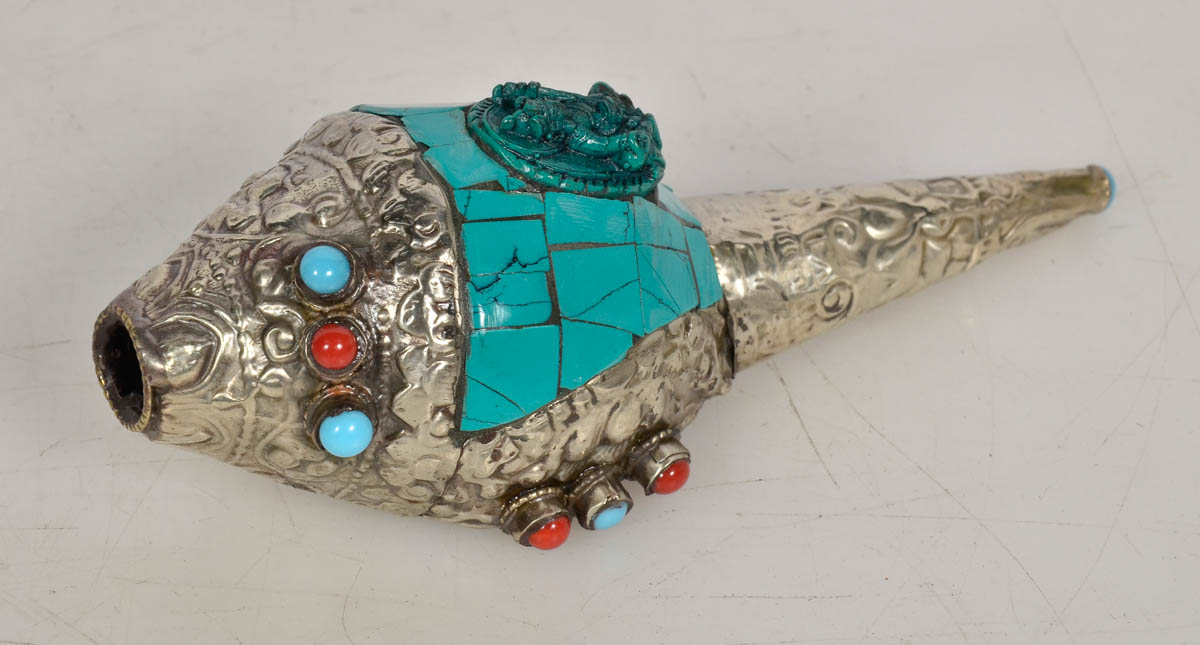 Caramujo com metal, turquesa e coral. Comp. 15 cm.