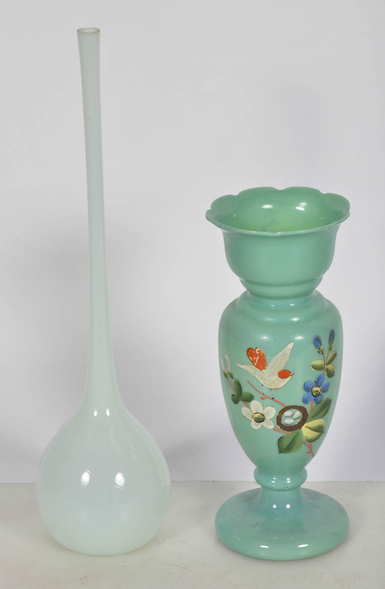 Duas peças de opalina, sendo Vaso na cor verde(alt. 23 cm) e...