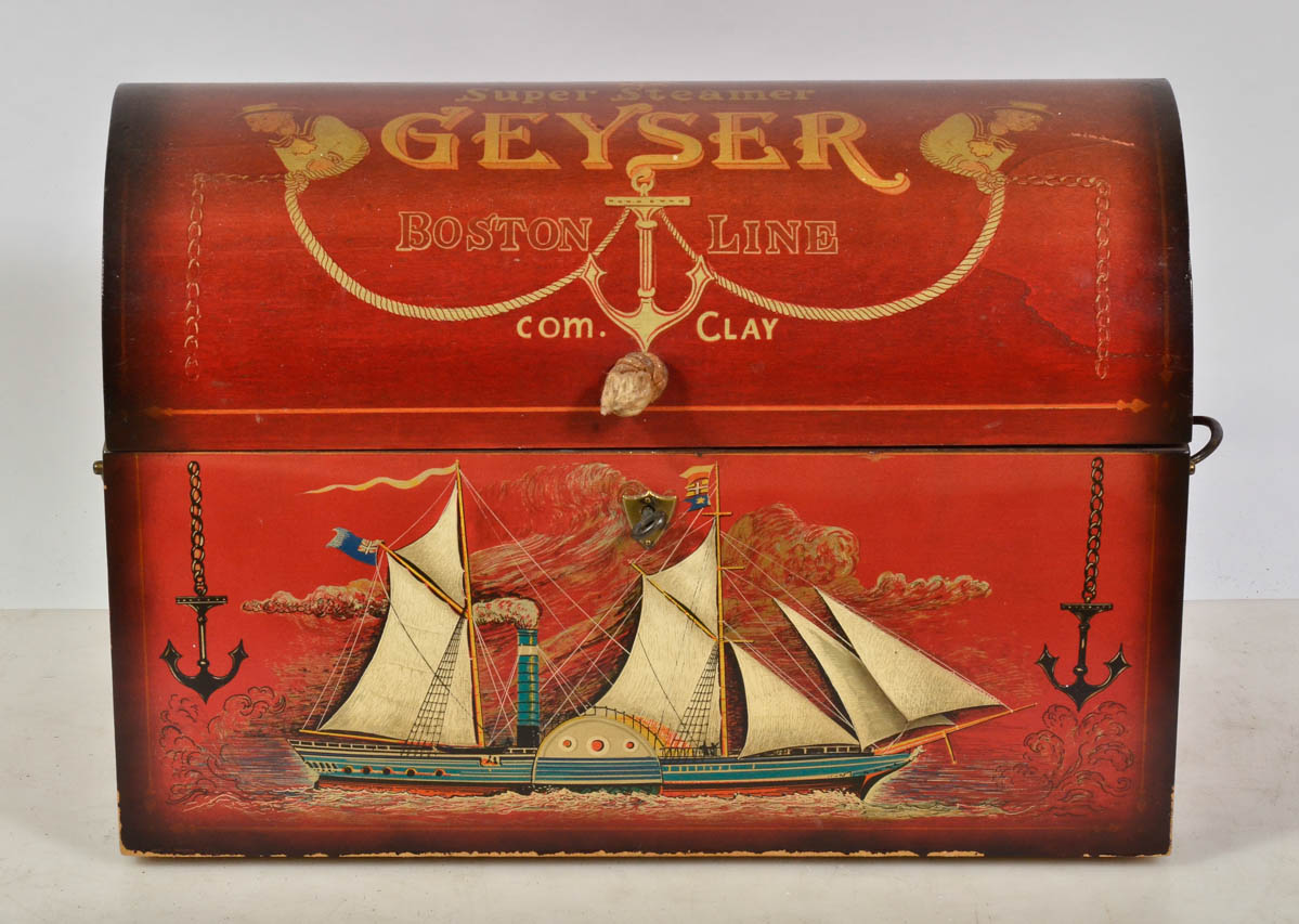 Pequena arca de madeira pintada com barcos em policromia. Med. 60 x...