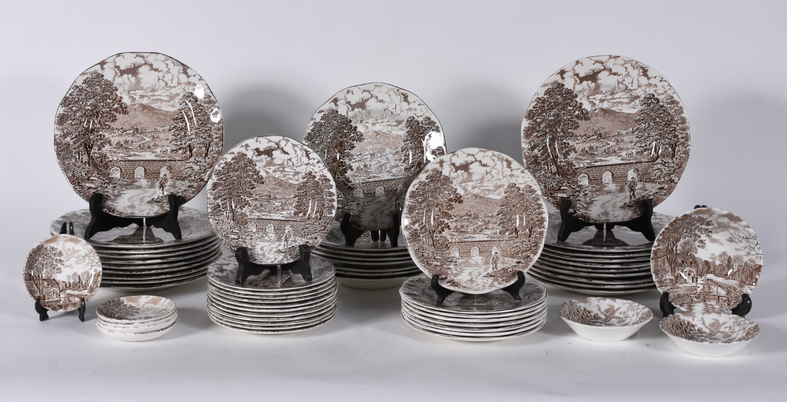 Serviço de jantar faiança inglesa composto de:20 pratos rasos, 8... - foto 1 de 8