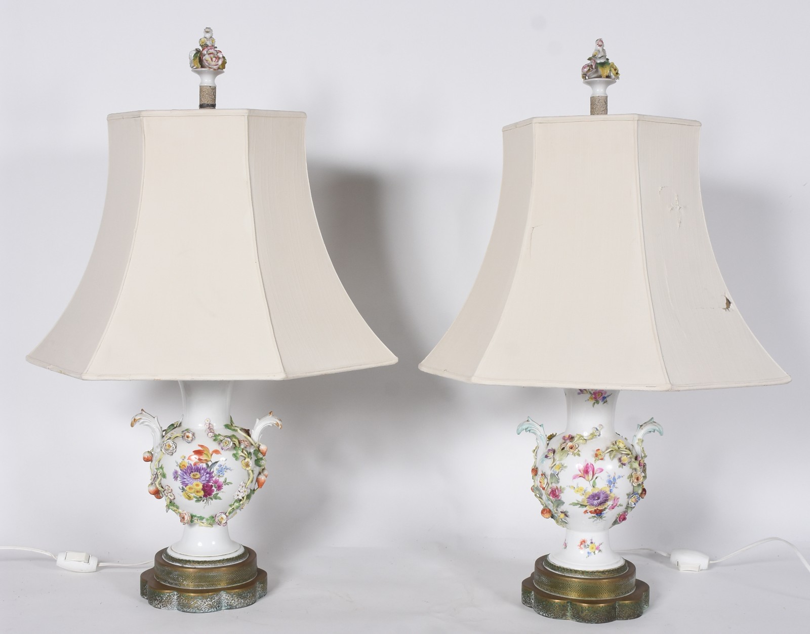 Par de abatjoures de porcelana possivelmente alemãs, decoração floral... - foto 1 de 9