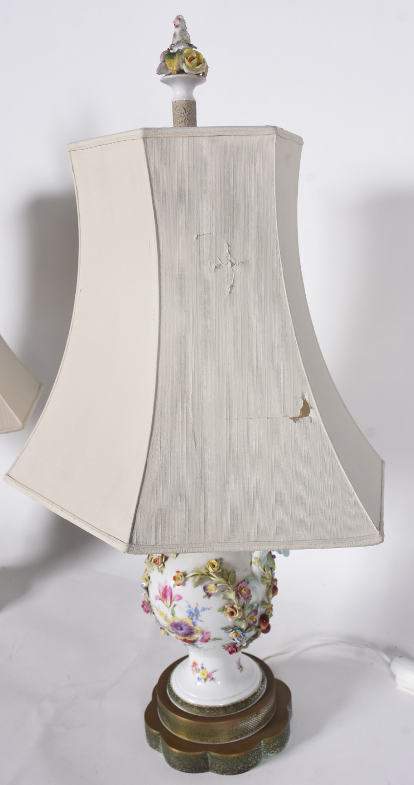 Par de abatjoures de porcelana possivelmente alemãs, decoração floral... - foto 2 de 9