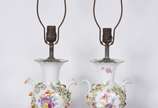 Par de abatjoures de porcelana possivelmente al... - Par de abatjoures de porcelana possivelmente alemãs, decoração floral em policromia, bases de metal vazado. Acompanham cúpulas na cor bege com p...