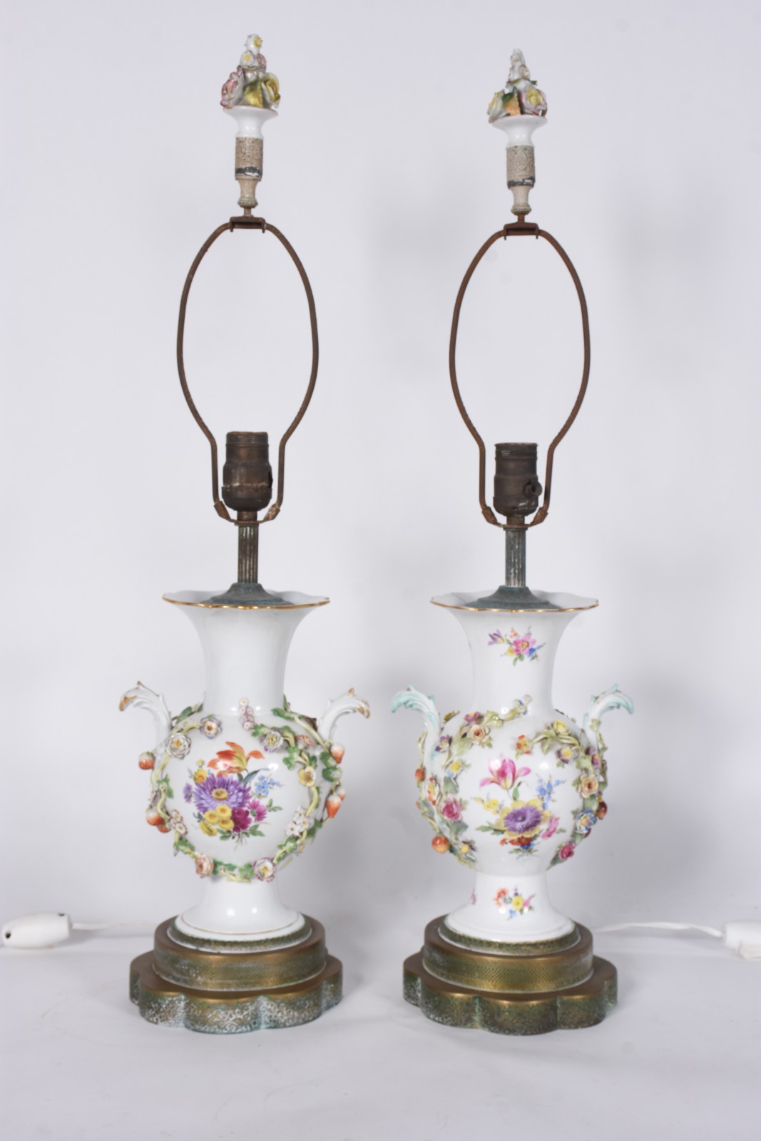 Par de abatjoures de porcelana possivelmente alemãs, decoração floral... - foto 3 de 9