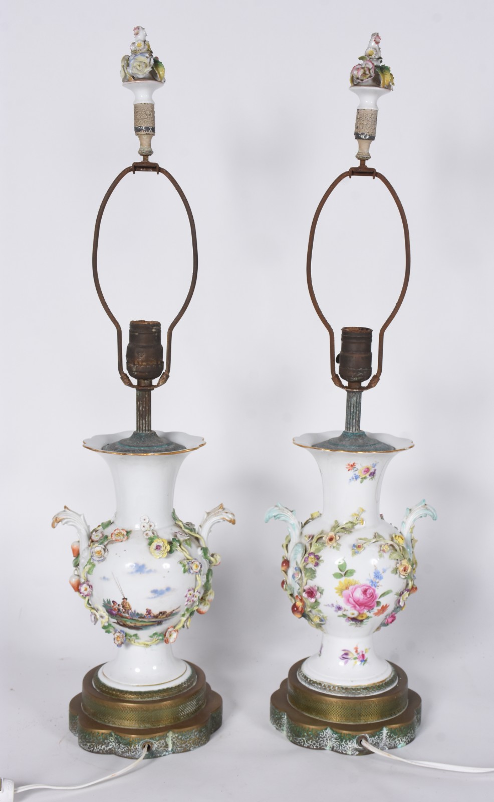 Par de abatjoures de porcelana possivelmente alemãs, decoração floral... - foto 4 de 9