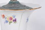 Par de abatjoures de porcelana possivelmente al... - Par de abatjoures de porcelana possivelmente alemãs, decoração floral em policromia, bases de metal vazado. Acompanham cúpulas na cor bege com p...