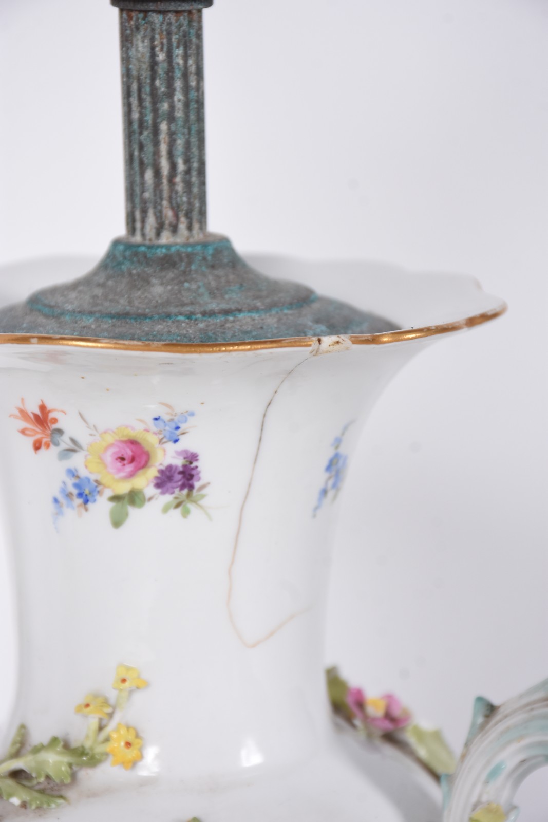 Par de abatjoures de porcelana possivelmente alemãs, decoração floral... - foto 5 de 9