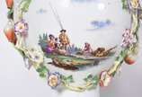 Par de abatjoures de porcelana possivelmente al... - Par de abatjoures de porcelana possivelmente alemãs, decoração floral em policromia, bases de metal vazado. Acompanham cúpulas na cor bege com p...