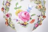 Par de abatjoures de porcelana possivelmente al... - Par de abatjoures de porcelana possivelmente alemãs, decoração floral em policromia, bases de metal vazado. Acompanham cúpulas na cor bege com p...