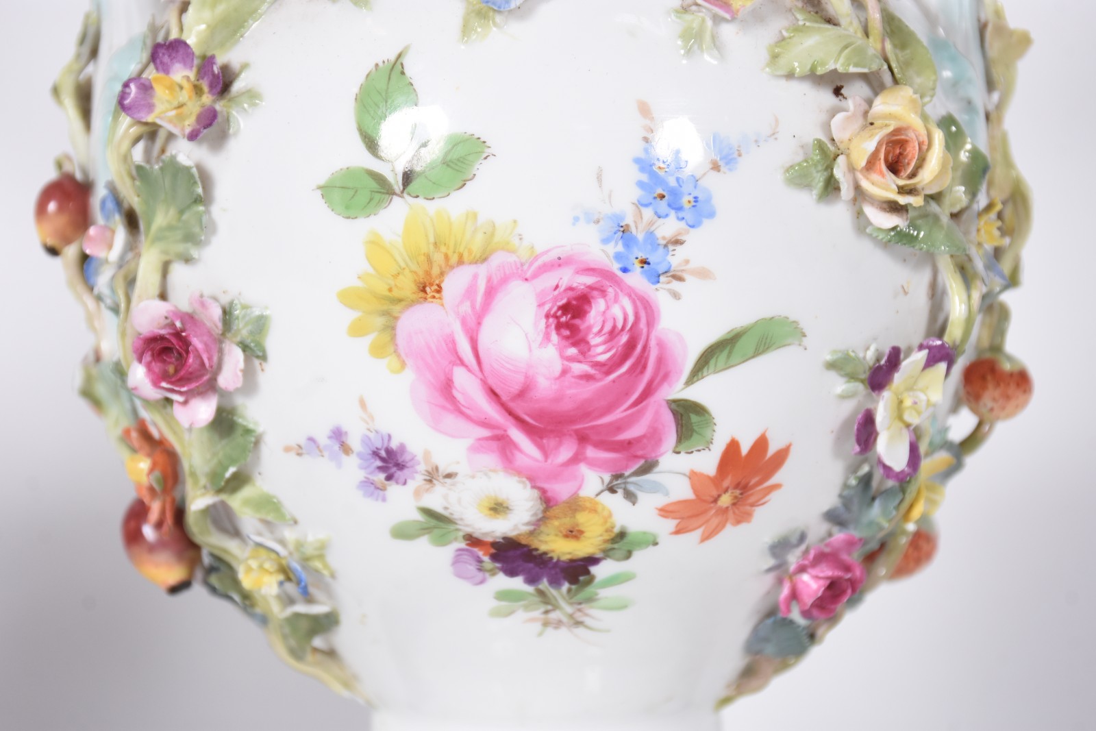 Par de abatjoures de porcelana possivelmente alemãs, decoração floral... - foto 7 de 9